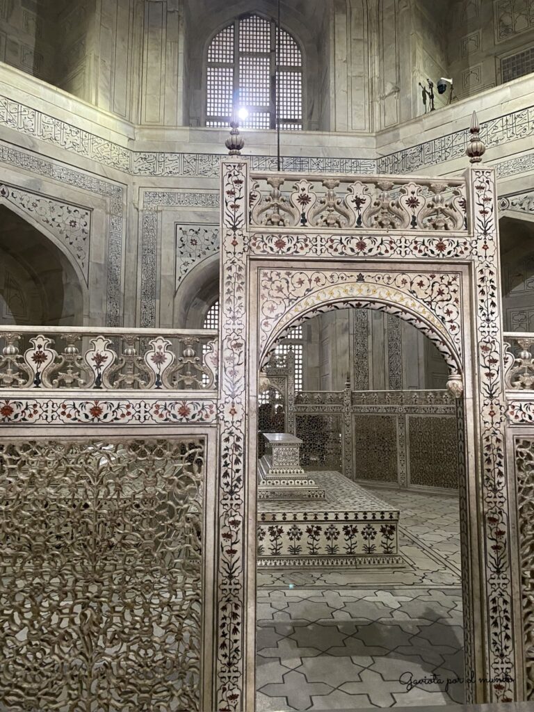 Tumbas en el taj mahal