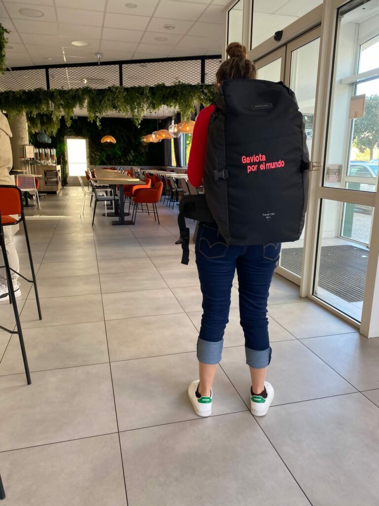 Viajar con mochila o maleta.