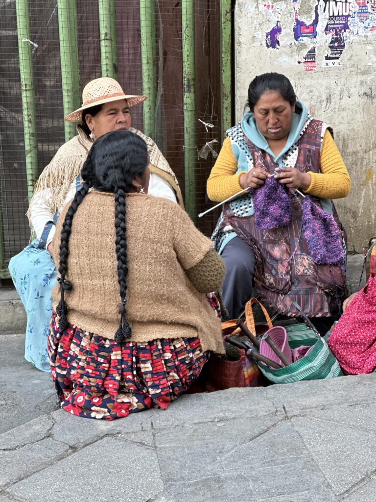 Cholitas en la zona del centro de la Paz