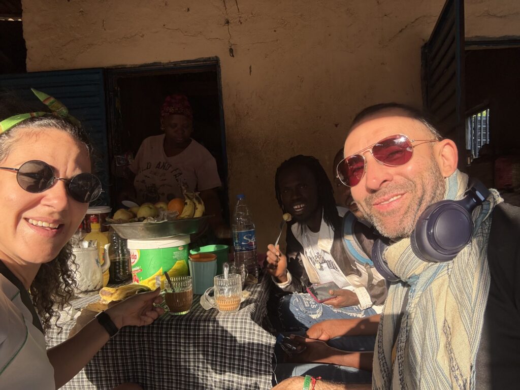 Desayunando en un sitio callejero de dindéfélo