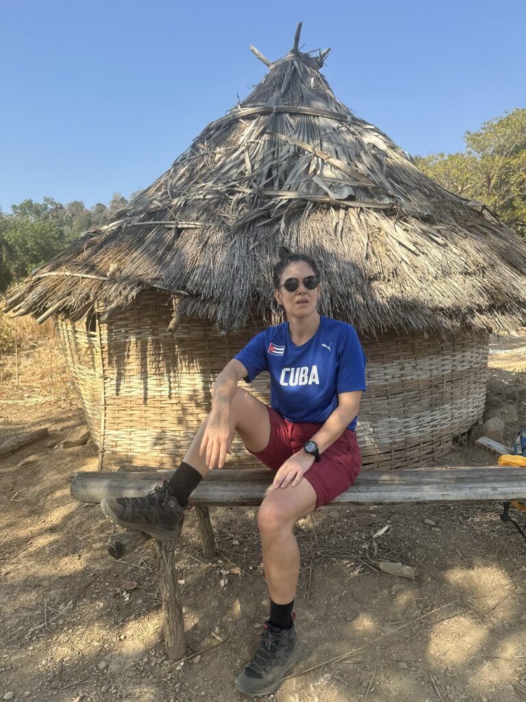 sentada en una casa típica de iwol