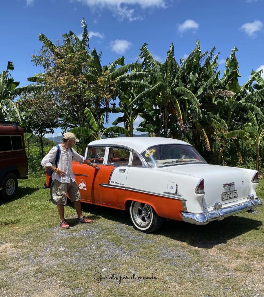 Coches en los que se realiza la excursión a Viñales. 