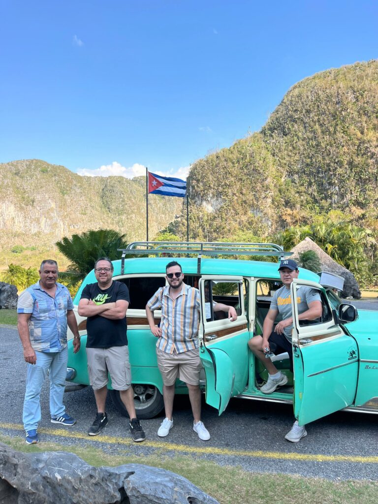 Coches en los que se realiza la excursión a Viñales. 