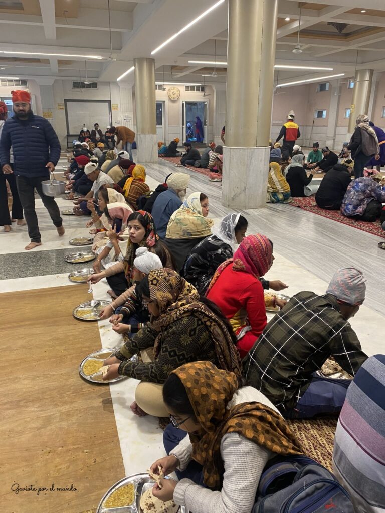 En el momento de la comida en el templo Sijs Gurdwara Bangla Sahib