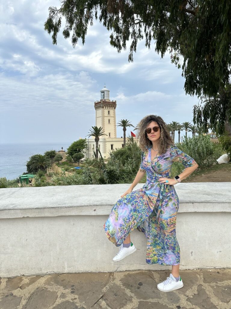 Faro histórico del Cabo Espartel frente a la costa del Estrecho de Gibraltar en Tánger