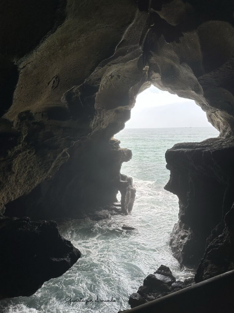 Apertura natural de las Cuevas de Hércules con la silueta del mapa de África invertido