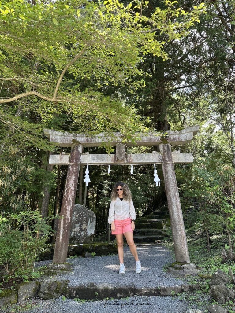 puerta de madera (Tozan-mon) que marca el inicio oficial de la ruta tradicional Yoshidaguchi