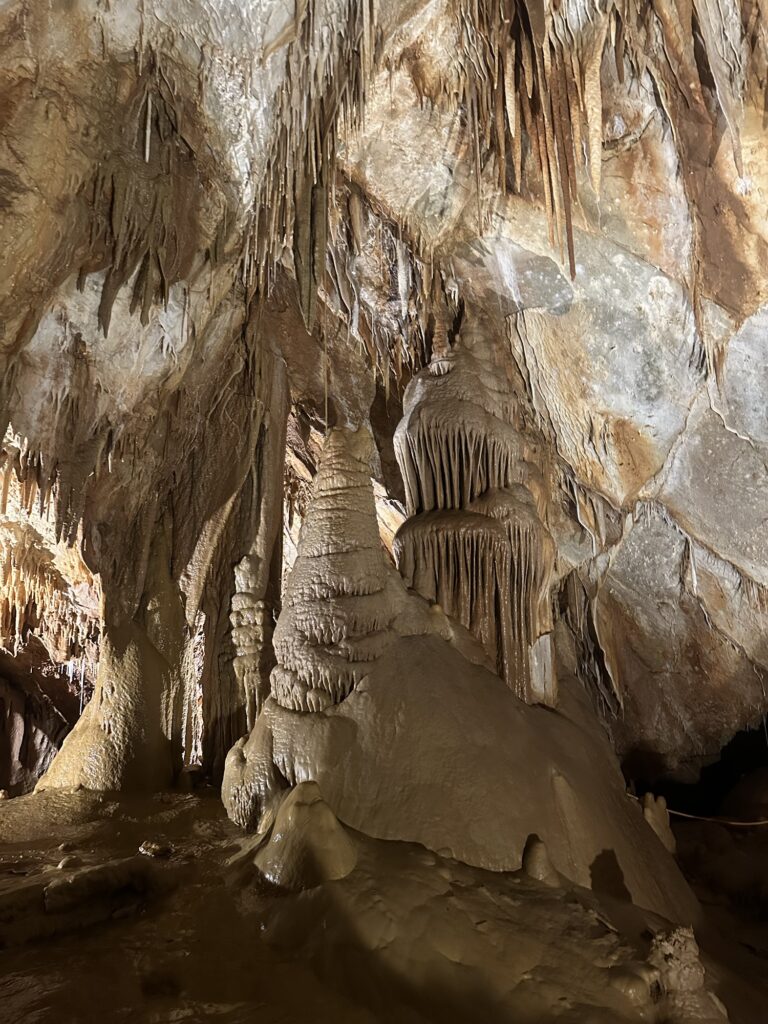Estalagmitas, estalactitas de diversos tamaños en Cueva de Valdelajo