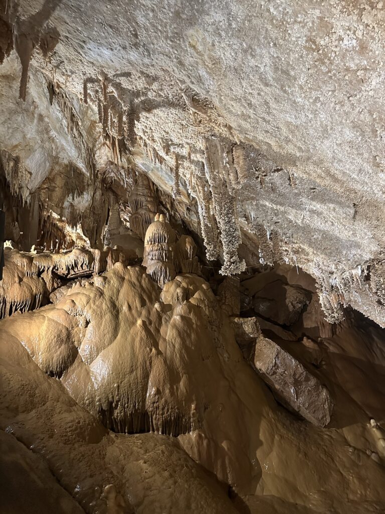 Estalagmitas, estalactitas de diversos tamaños en Cueva de Valdelajo