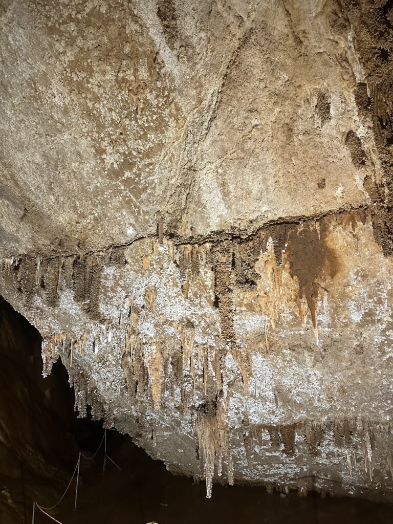 Estalagmitas, estalactitas de diversos tamaños en Cueva de Valdelajo