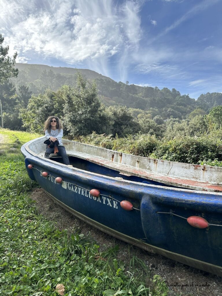 Camino del caserío de Ermu